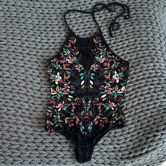 PRETTY LITTLE THING High Neck Embroidered Body Suit - Size 4 - EUC - Picture 3 of 5